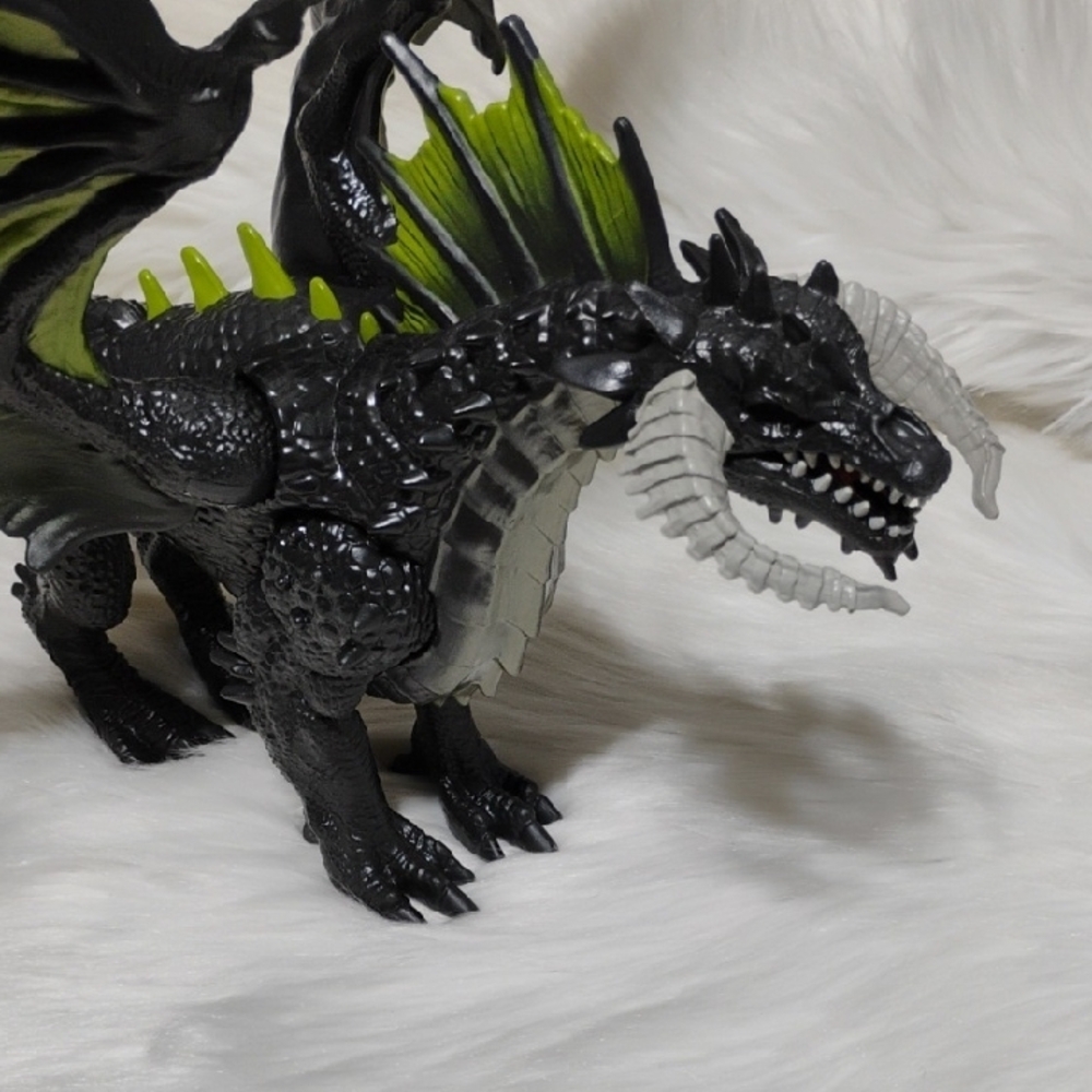 Dungeons & Dragons Rakor Majestic Black & Green Dragon Figure (XX-55) - Picture 6 of 7